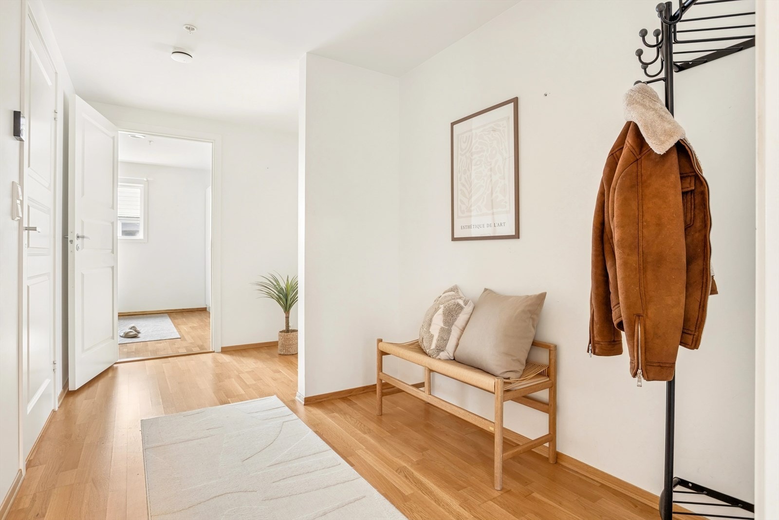 Velkommen inn i en lys og innbydende entre! Her er det god plass til oppheng av yttertøy og sko Galleribilde