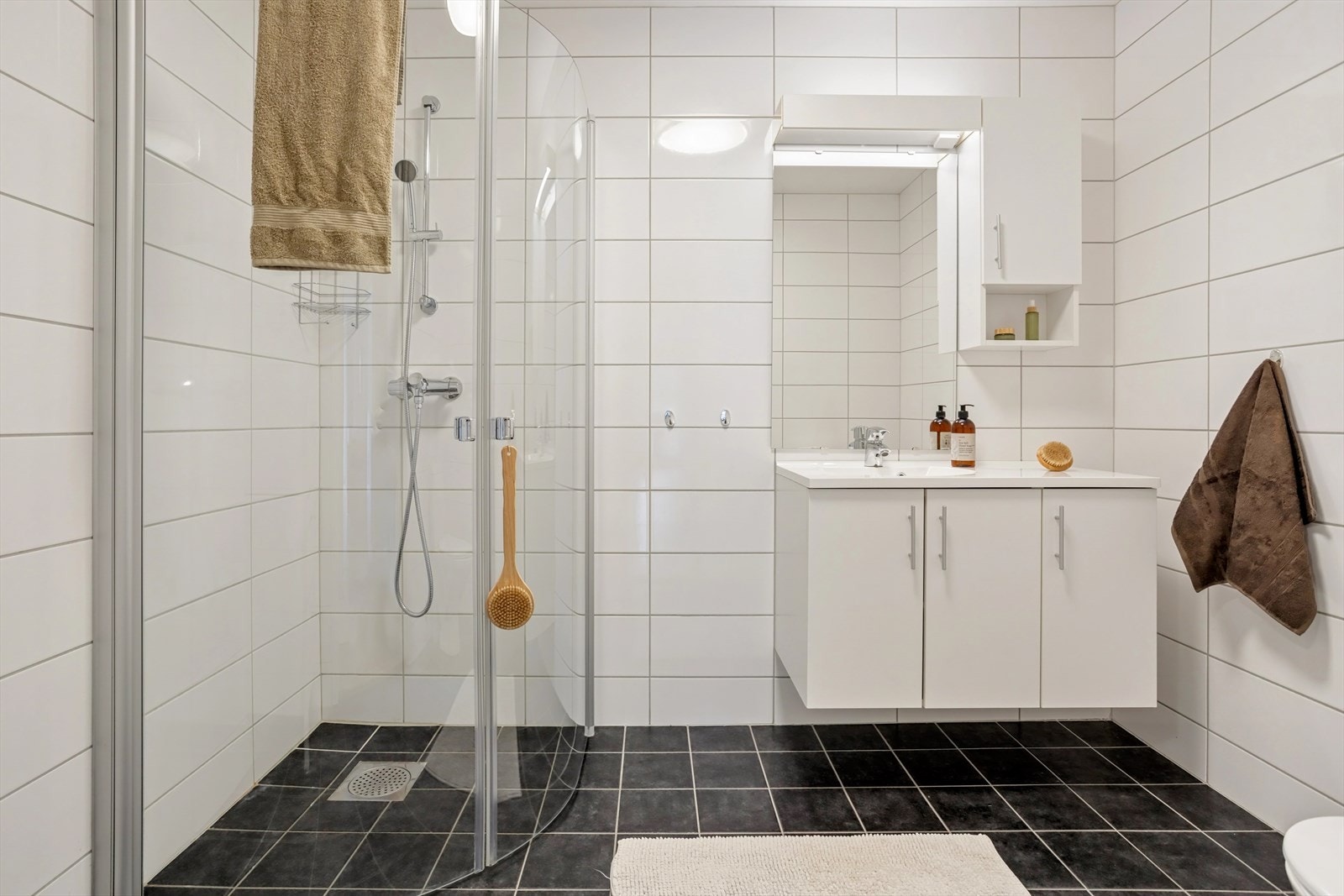 Helfliset baderom med vannbåren gulvvarme Galleribilde