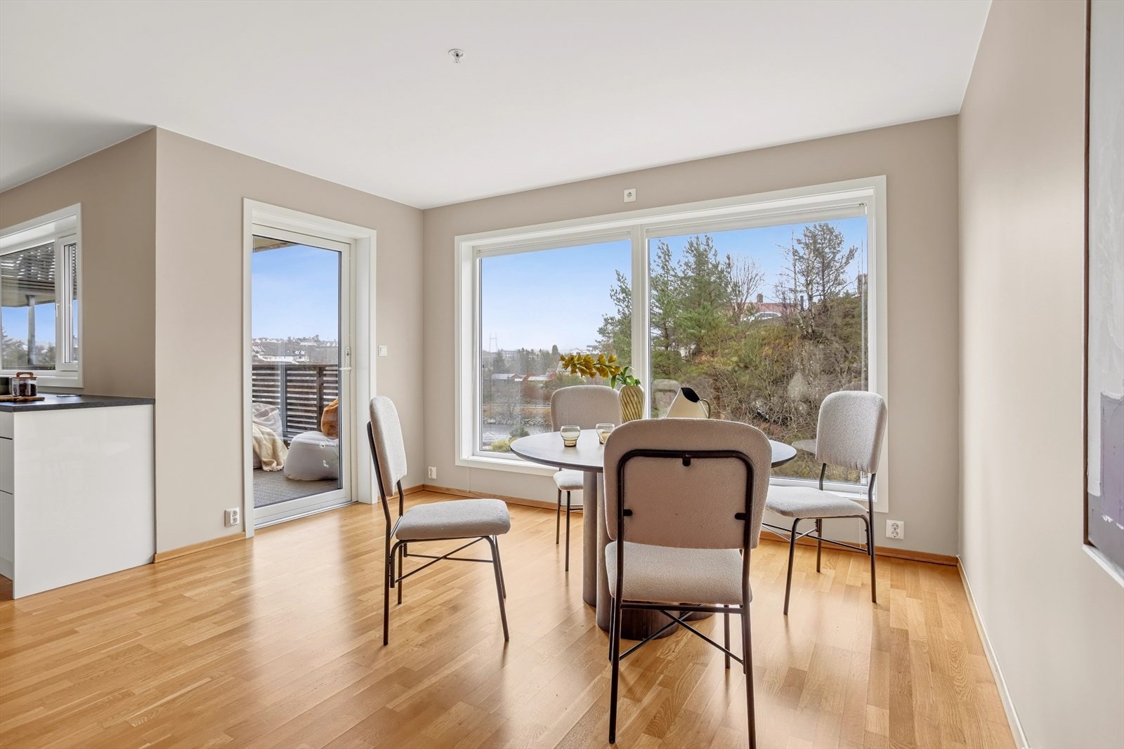 Spisestuen er naturlig plassert mellom stuen og kjøkkenet - Videre utgang til balkong Galleribilde