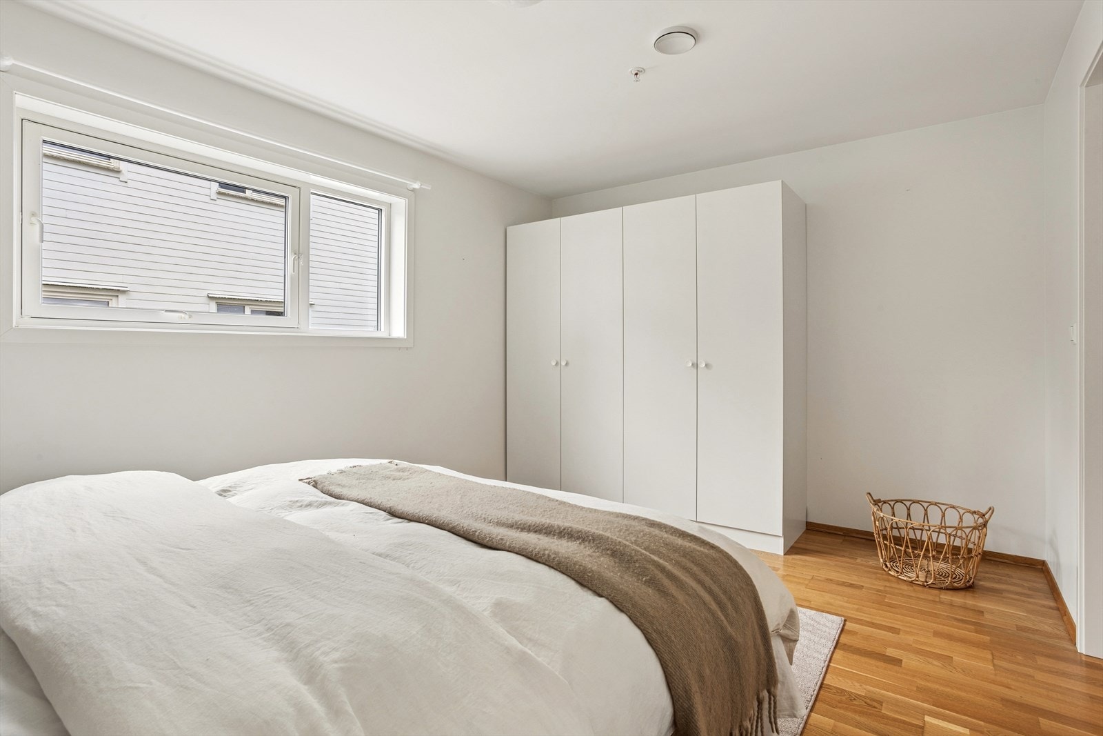 Soverommet har i tillegg gode innredningsmuligheter for stor garderobeløsning langs vegg! Galleribilde