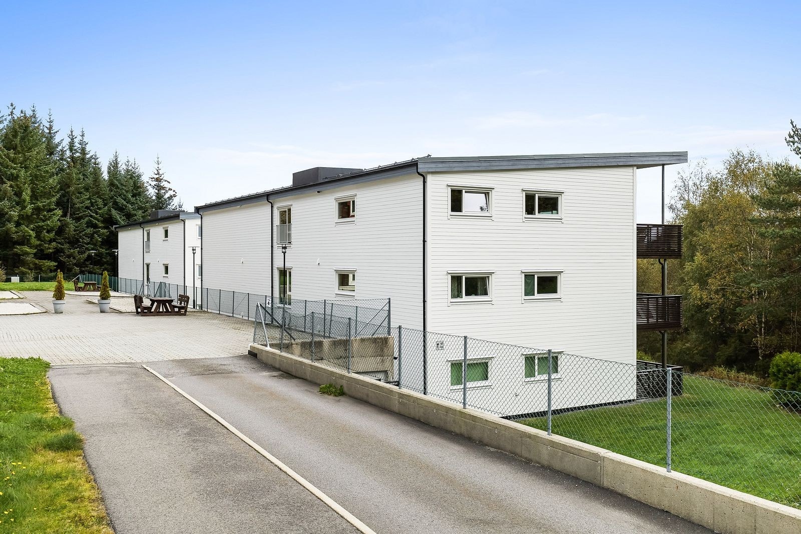 Fellesområde er pent opparbeidet med gressplen, gruset areal og soner med sittegrupper Galleribilde