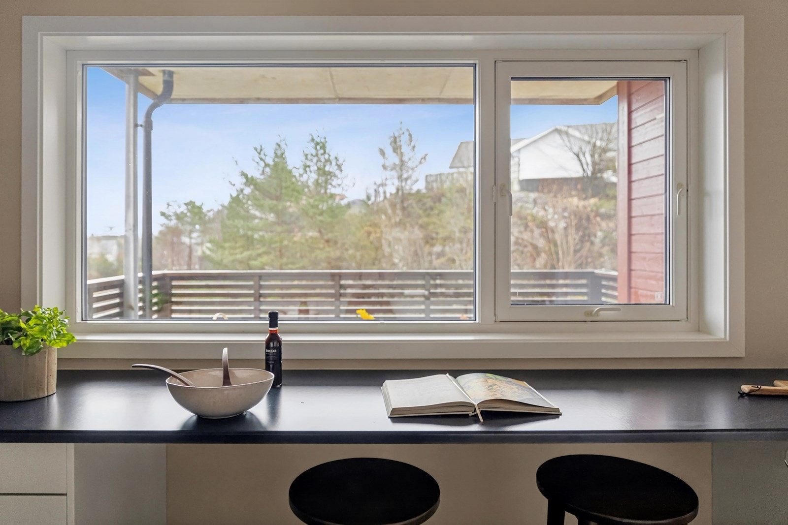 Det er gjort tilvalg på kjøkkenet med ekstra skuffer og benkeplass, som bla. gir rom for en koselig frokostbar-løsning Galleribilde