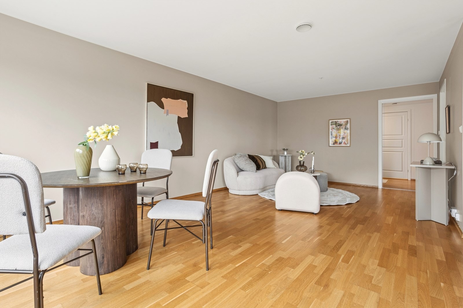 Den åpne planløsningen gjør det enkelt å dele rommet inn i ulike soner og sittegrupper Galleribilde