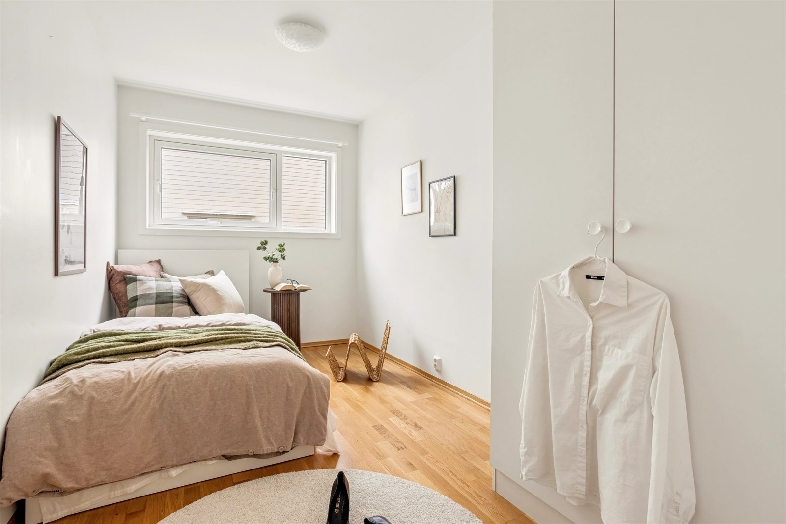 Dette rommet har også plass til både seng, garderobe og øvrig møblement Galleribilde