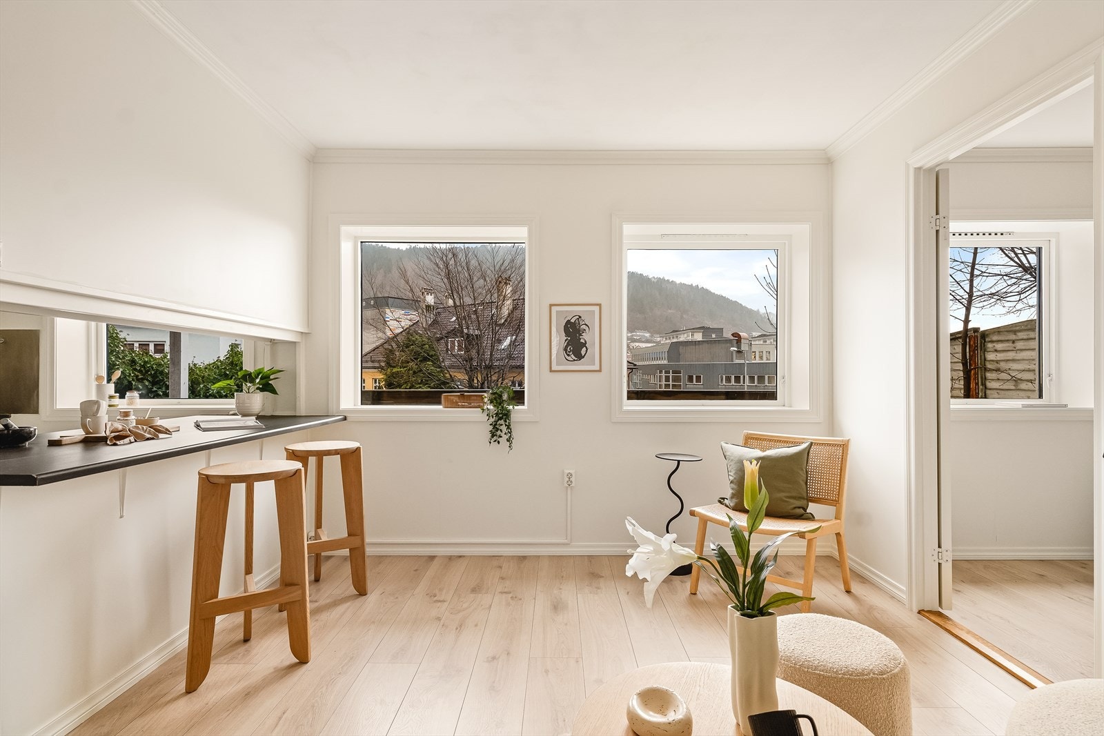 En lys og åpen stue og kjøkkenløsning Galleribilde