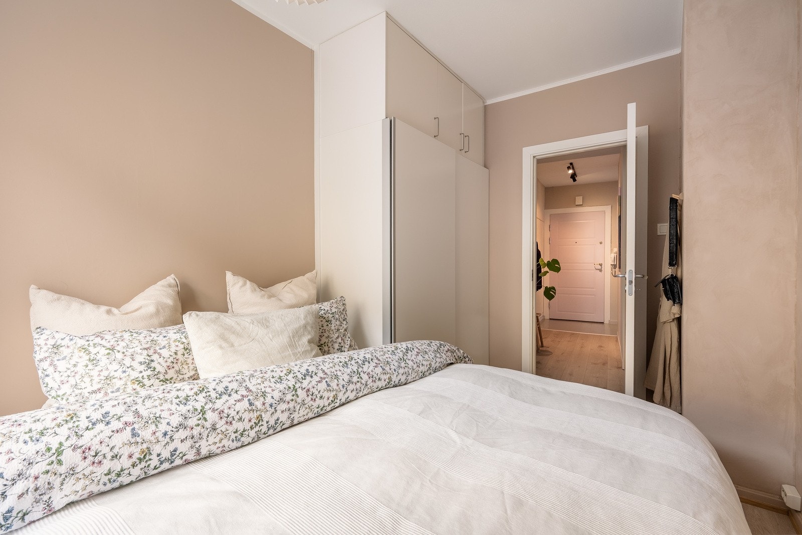 Garderobeskapene på soverommet medfølger handelen. Galleribilde