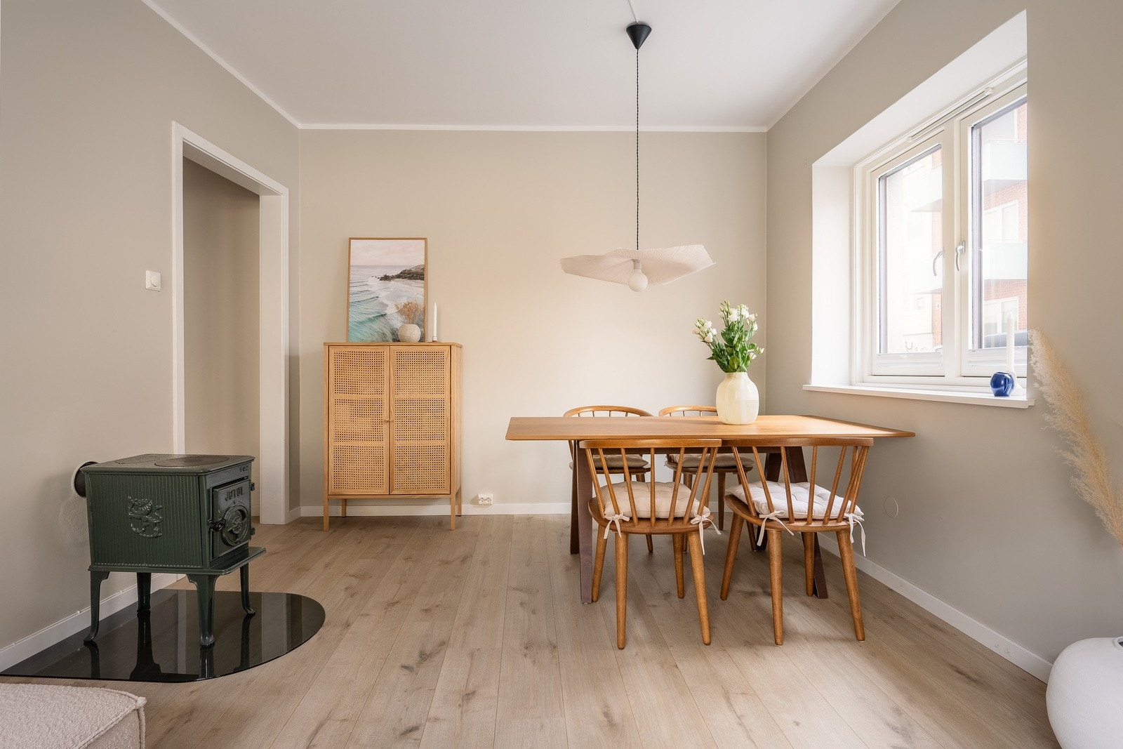 Leiligheten ligger høyt i første etasje, noe som gir lite innsyn fra gaten i følge nåværende eier. Galleribilde