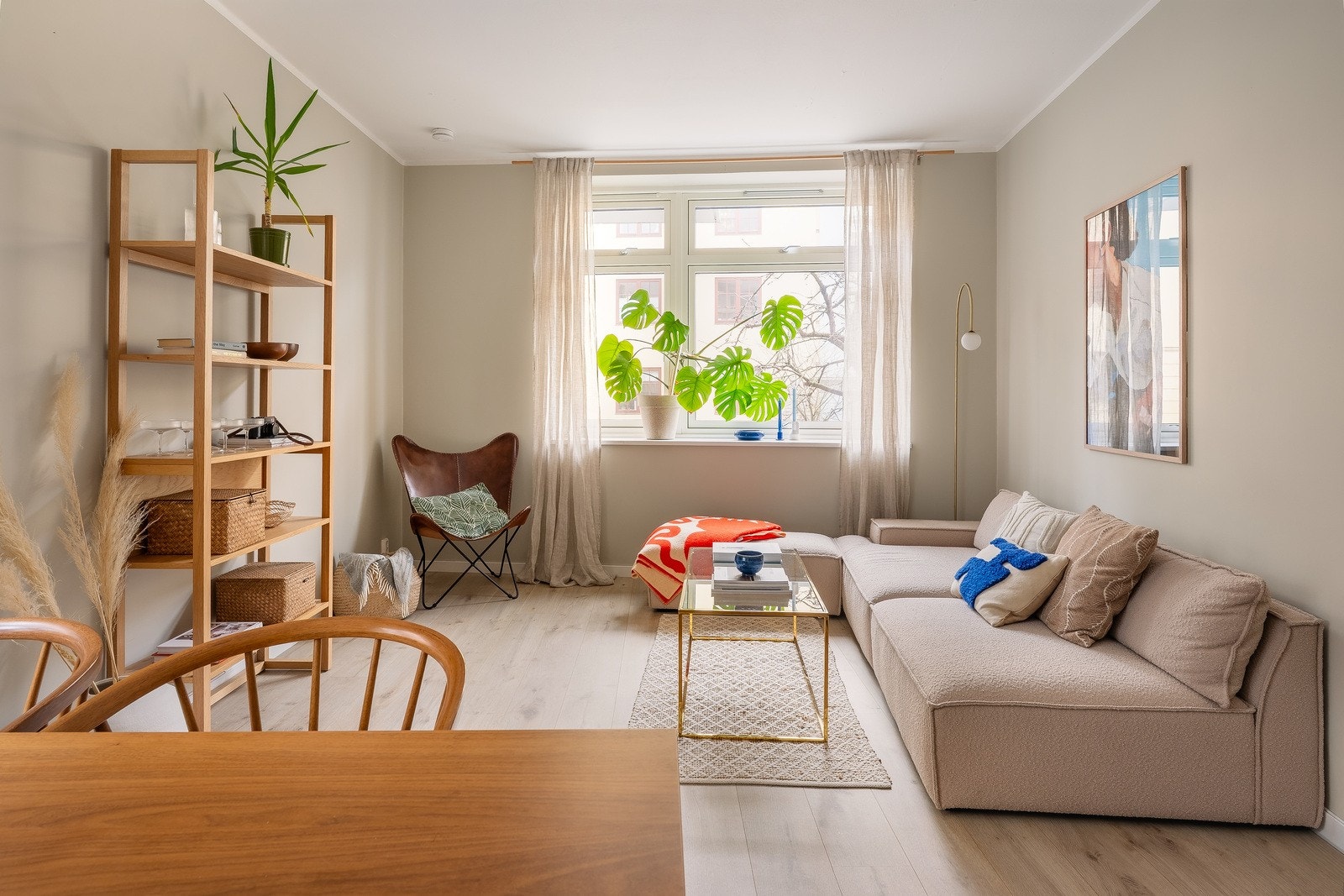 Stuen har god plass til en romslig sofagruppe og møblement. Galleribilde