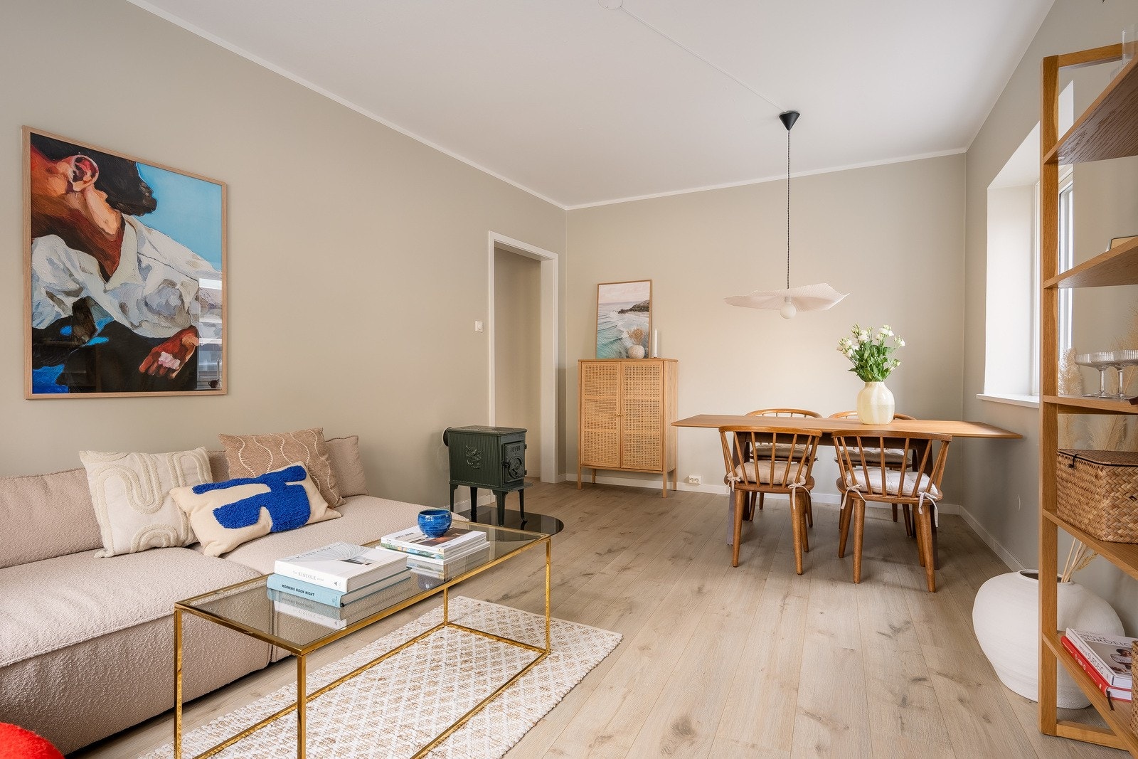 Dette er en lys og pen 2-roms aksjeleilighet med fantastisk beliggenhet og hyggelig bakgård. Galleribilde