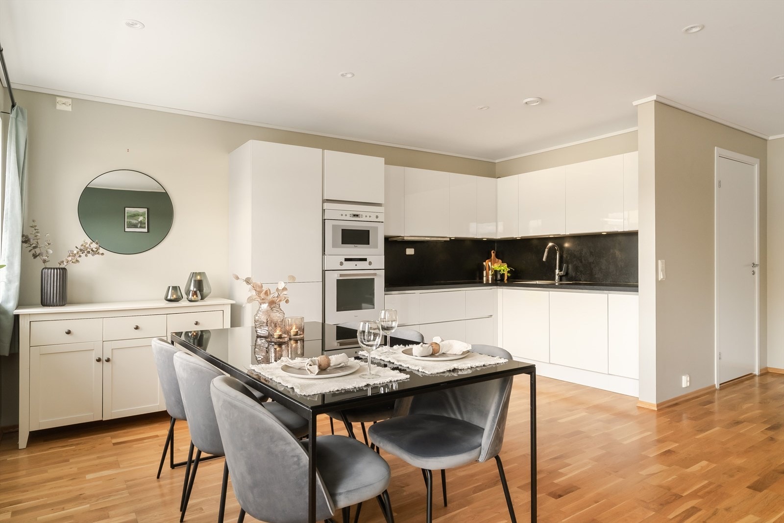 I både stuen, på kjøkkenet, badet og i gangen er det downlights i taket. Galleribilde