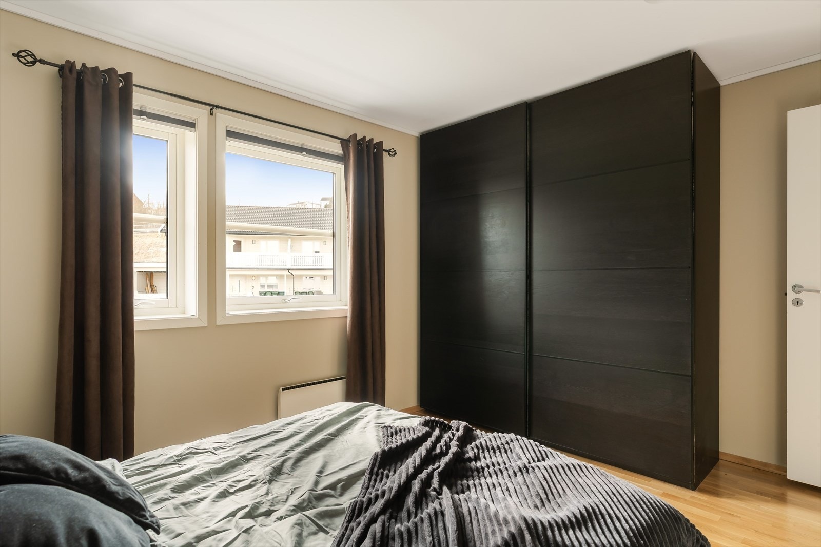 Hovedsoverommet er romslig med god plass til dobbeltseng og garderobeskap. Galleribilde