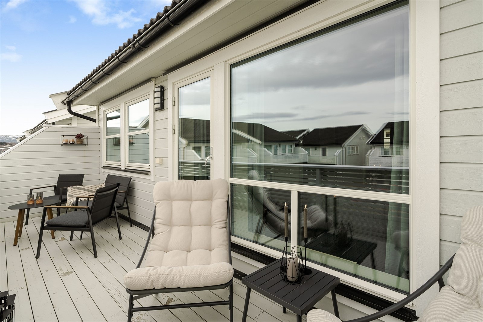 Balkongen har rekkverk i front og levegger på siden skjermet mot vind og innsyn. Galleribilde