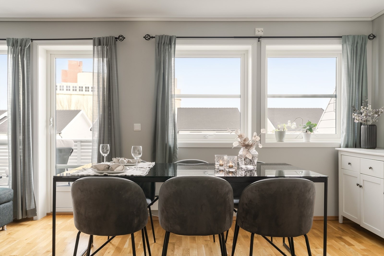 Leiligheten har en stor og romslig stue i åpen løsning med kjøkken, malt i moderne og behagelige farger. Her er det god plass til sofagruppe, spisegruppe og øvrig møblement. Galleribilde