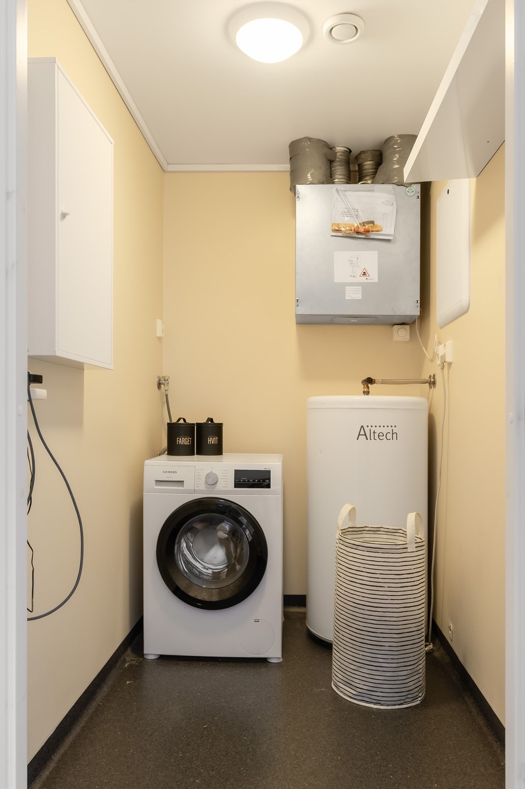 Boligens tekniske rom er innredet som et praktisk vaskerom. Her har man plass til både vaskemaskin og tørketrommel. Galleribilde