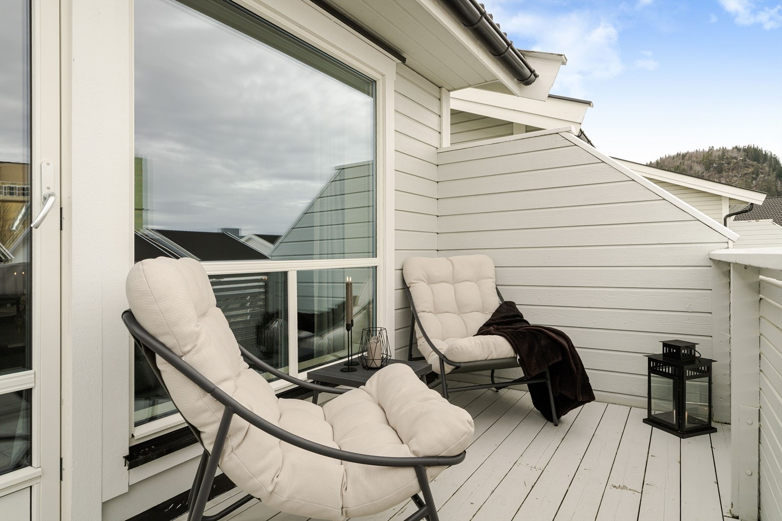 Fra stuen er det direkte utgang til en romslig balkong på 11 kvm - perfekt for å nyte varme sommerkvelder. Galleribilde