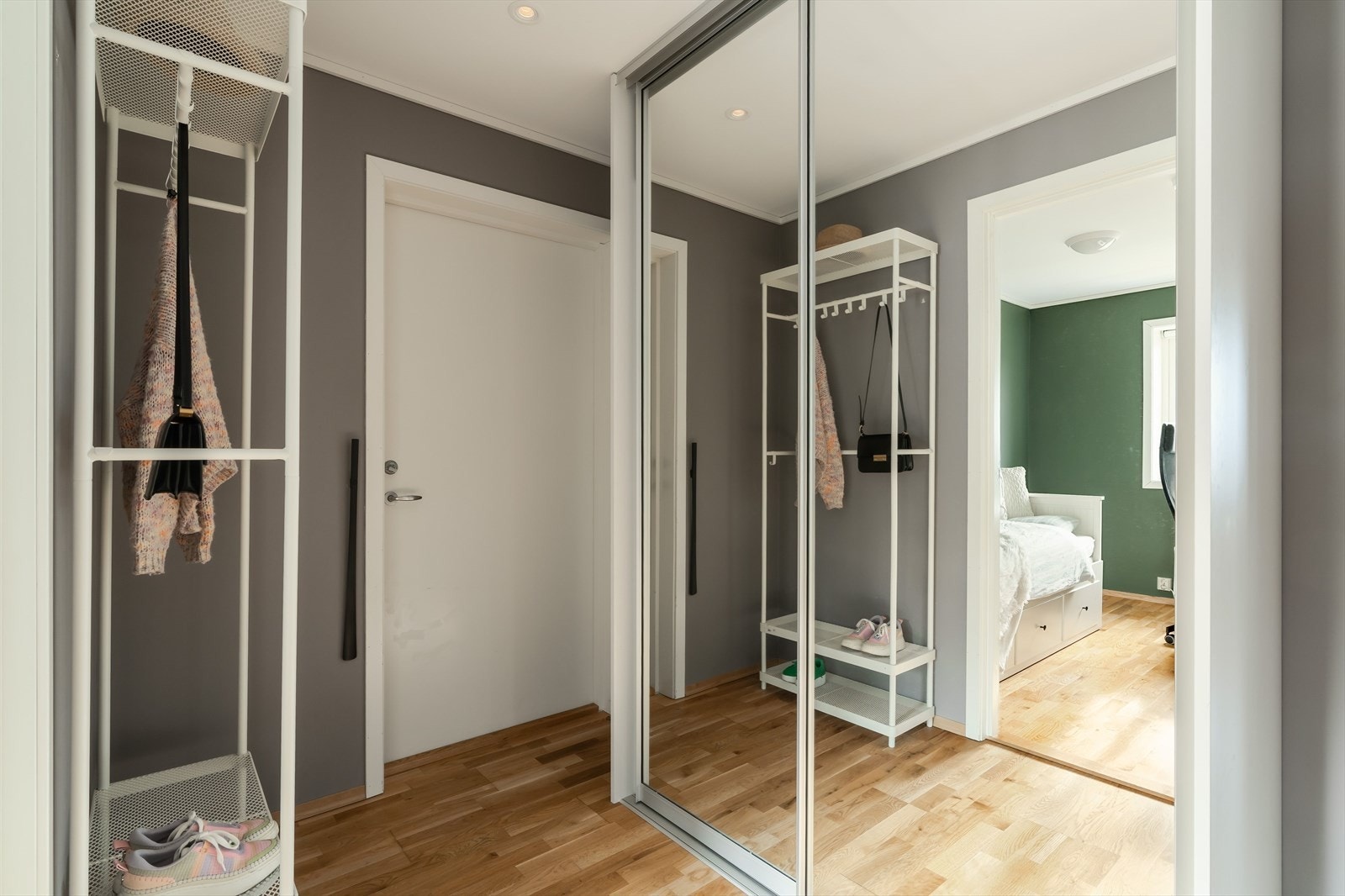 Boligen har for øvrig god lagringsplass med bl.a. skyvedørsgarderobe og skoskap i entré. Garderobeskapet medfølger handelen. Galleribilde