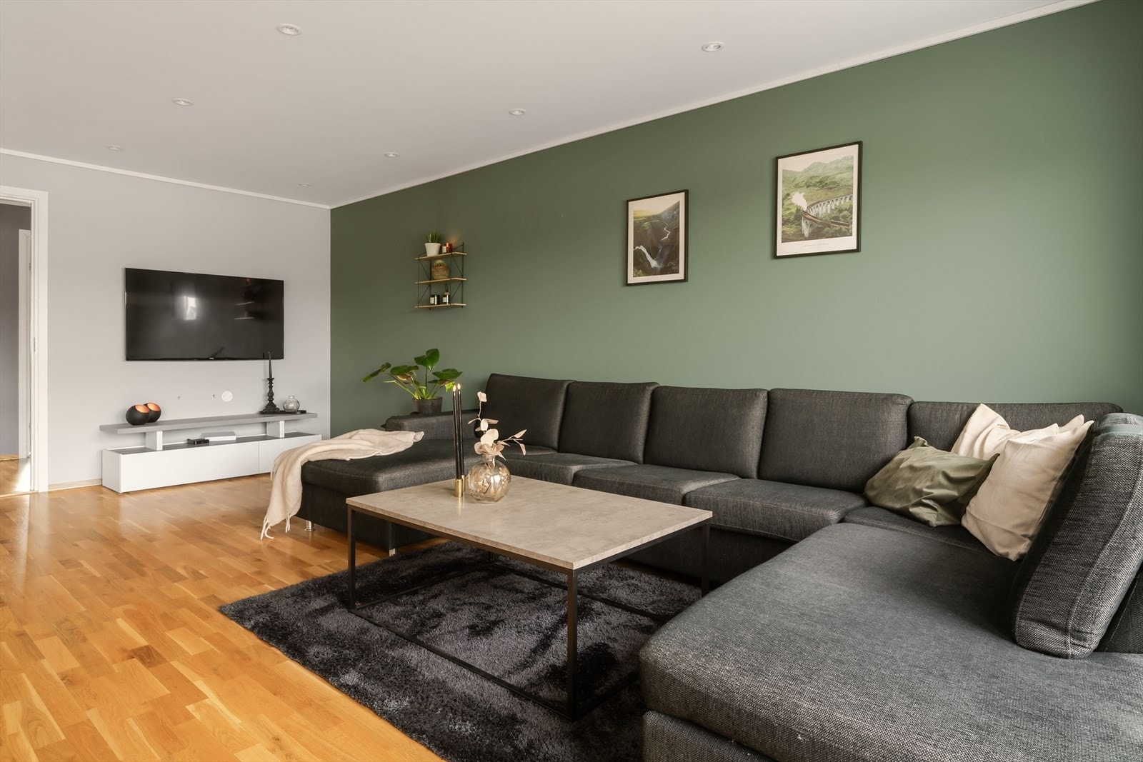 Leiligheten ligger i andre etasje og er skjermet for innsyn. Galleribilde