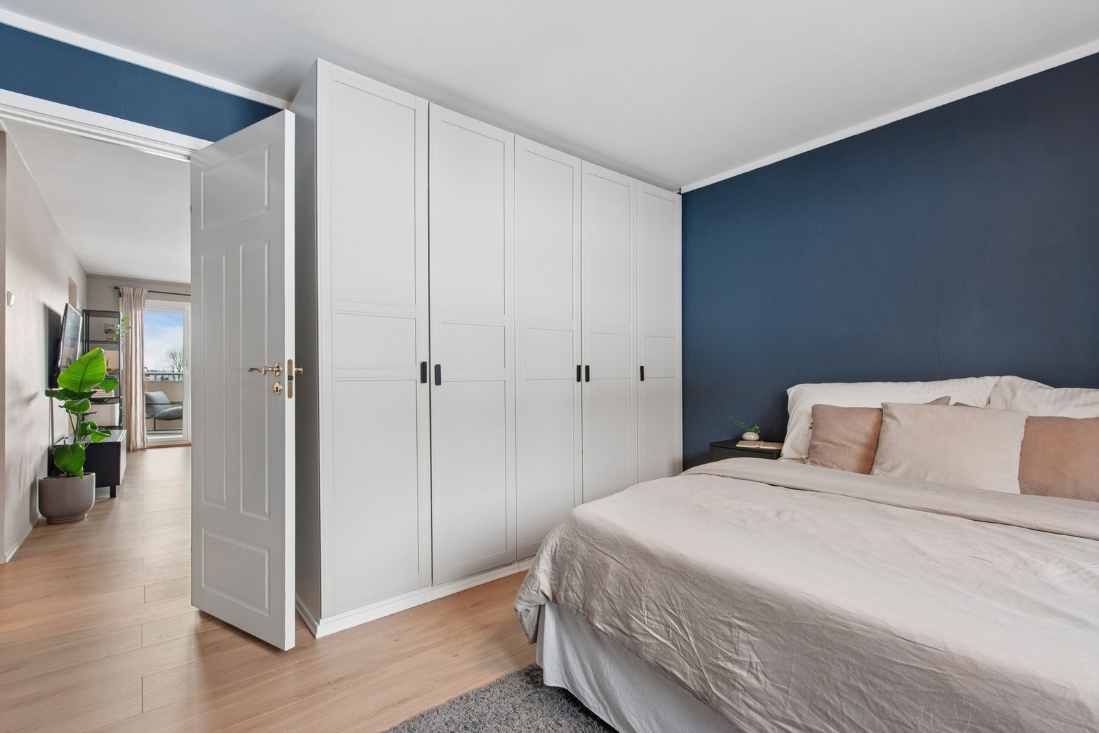 Godt med garderobeskap på soverom 1. Galleribilde