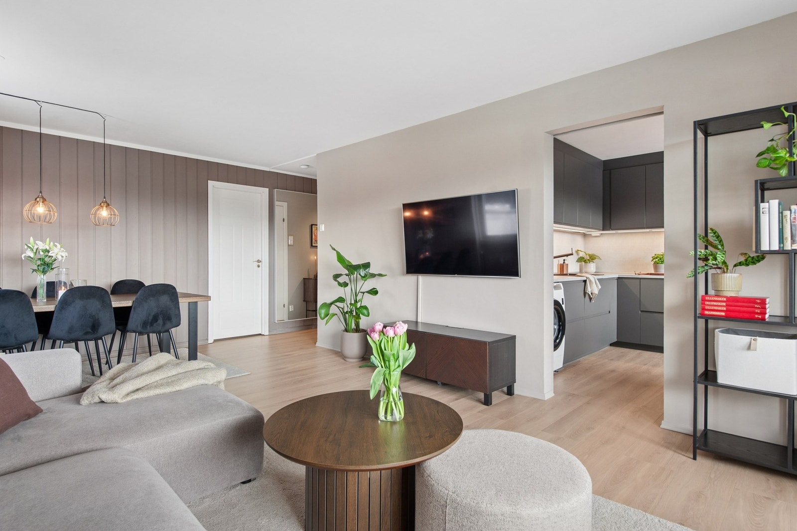 Veggmontert tv og taklamper medfølger. Galleribilde