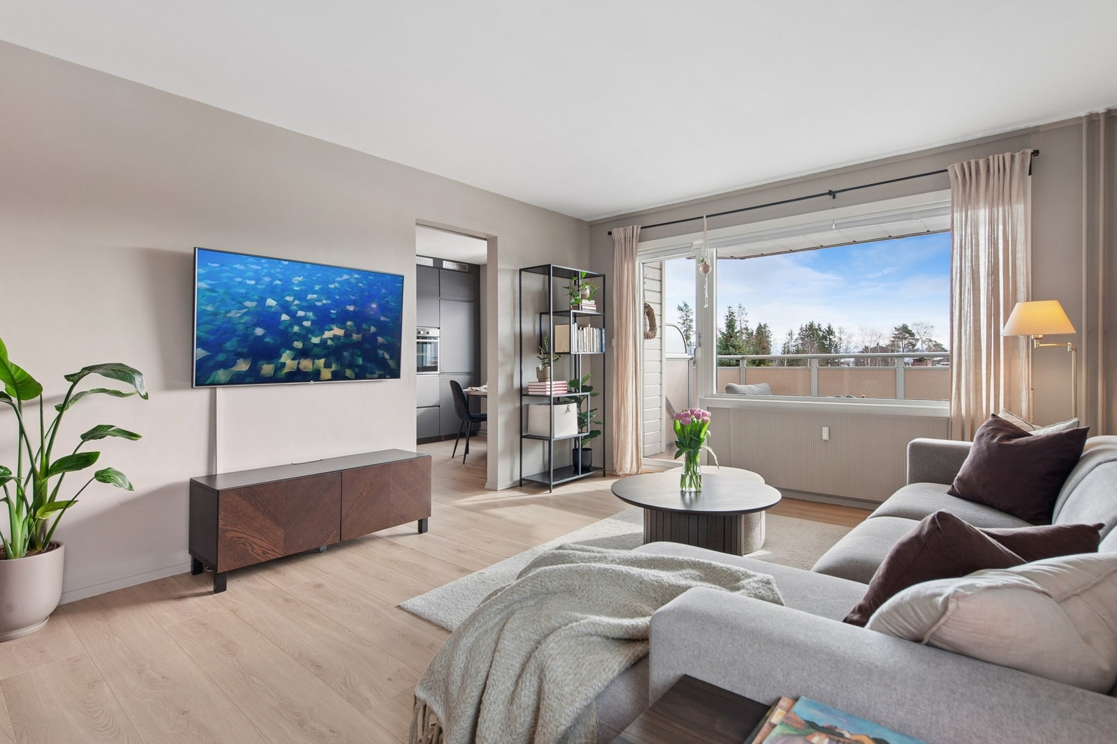 Fra stue er det utgang til solrik balkong. Galleribilde