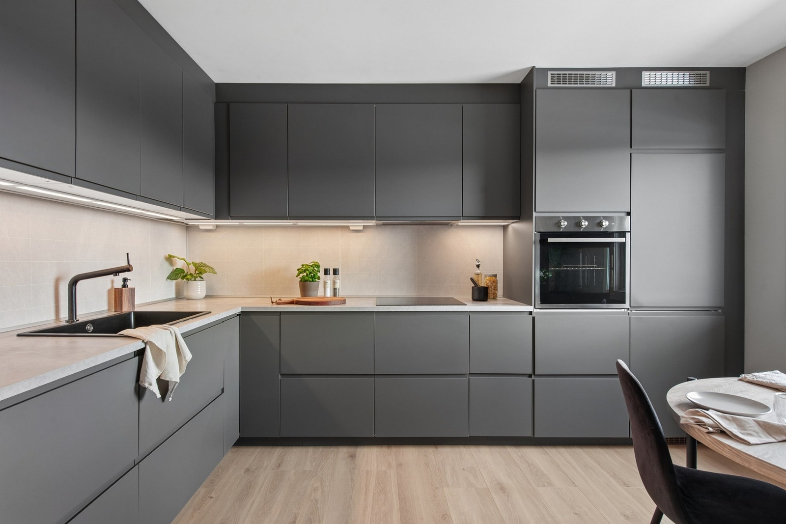 Moderne og delikat kjøkken med innredning fra 2021. Galleribilde