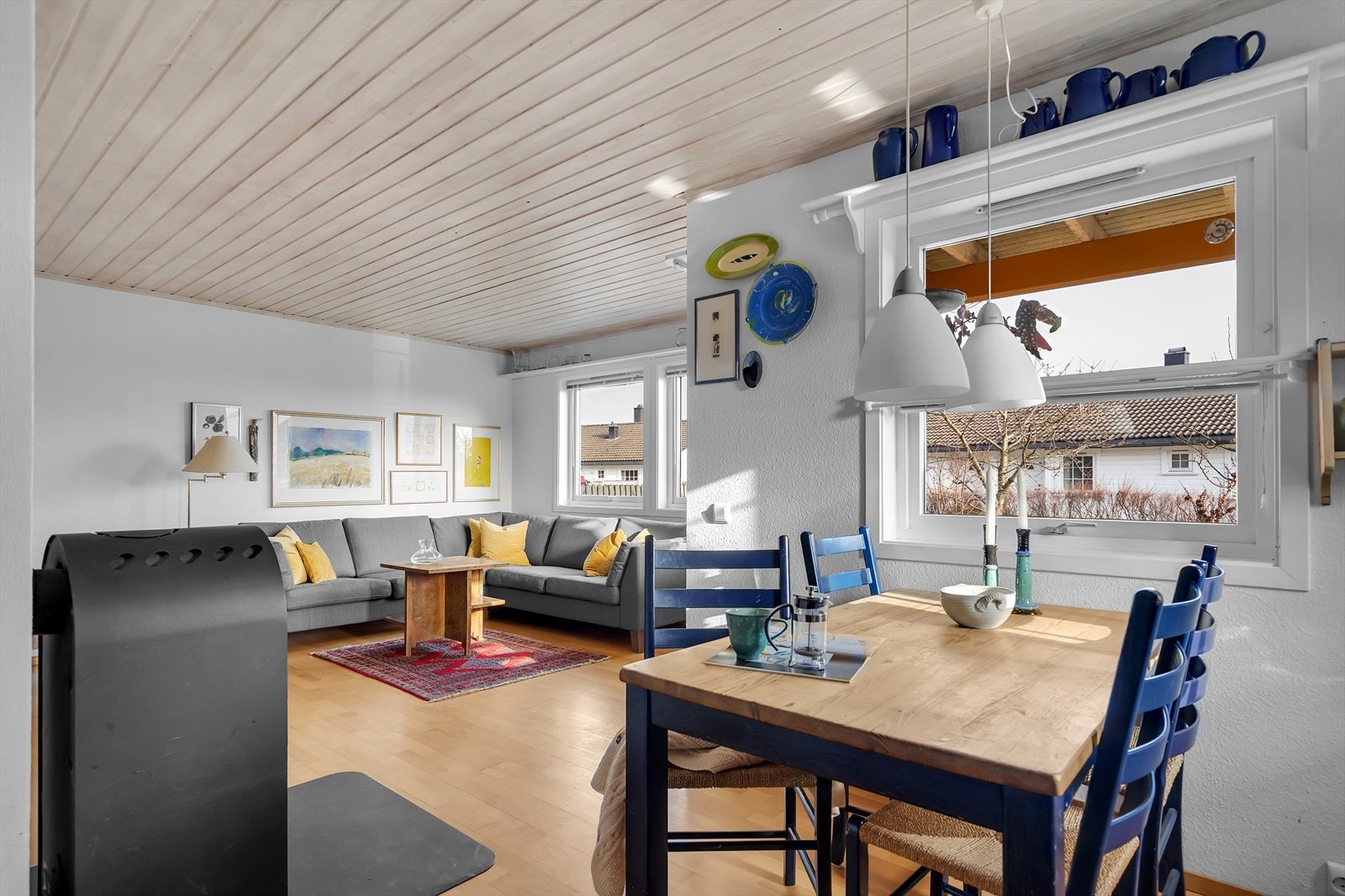 Den lyse og romslige stuen inviterer til trivsel og har god plass til både salong og spisestuemøblement. Galleribilde