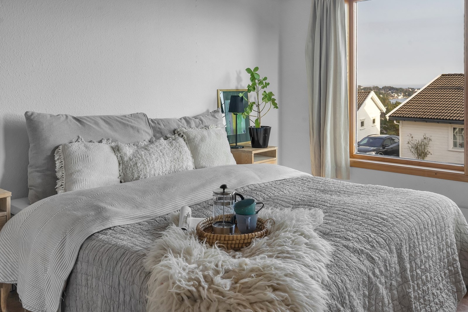 Hovedsoverommet er spesielt romslig og har utgang til en egen balkong - et perfekt privat fristed. Galleribilde