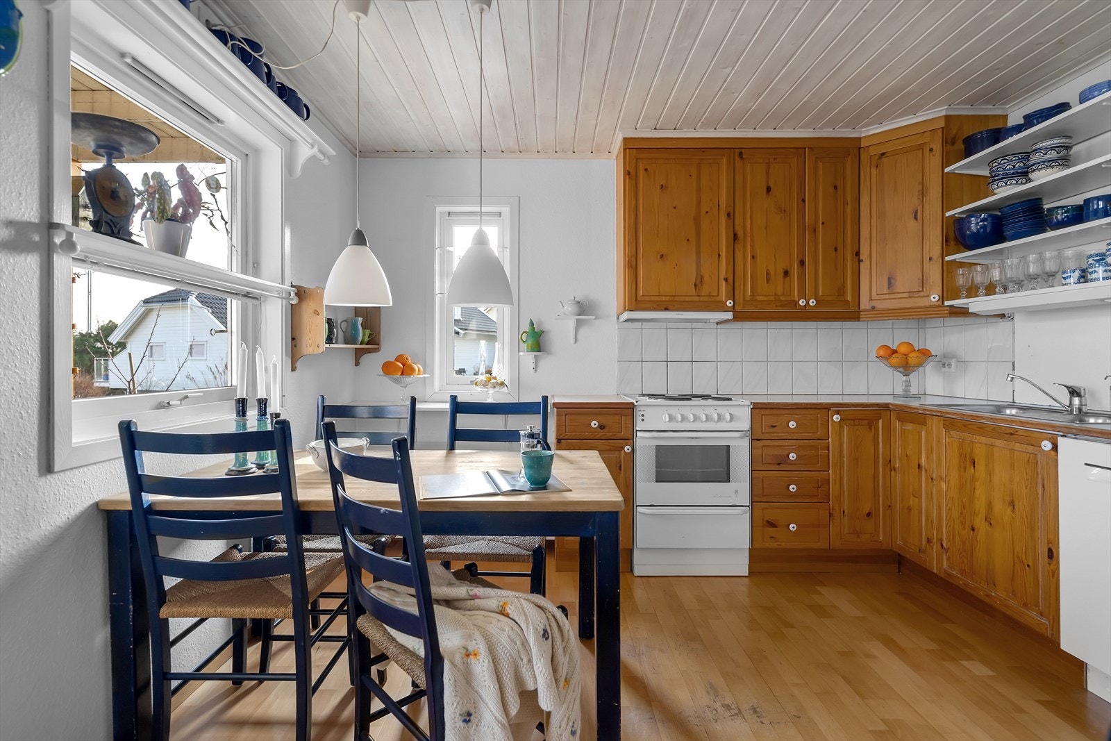 Klassisk Strai-kjøkken i furu med et tidløst uttrykk. Galleribilde