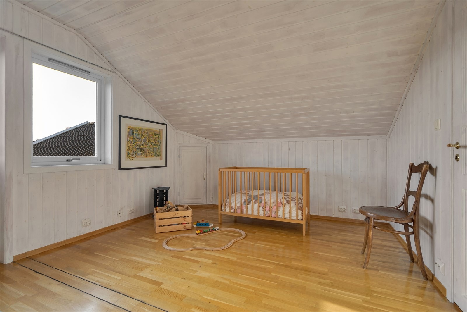 Rommet tilbyr rikelig med plass til seng, garderobe og annet ønsket møblement. I tillegg er det ekstra oppbevaringsplass i kneloftet. Galleribilde