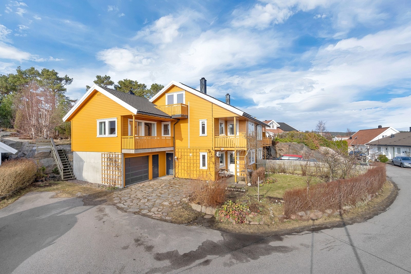 EiendomsMegler1 har gleden av å presentere Tjønneveien 21A - en romslig og innholdsrik familiebolig beliggende i et svært barnevennlig og fredelig boligområde! Galleribilde