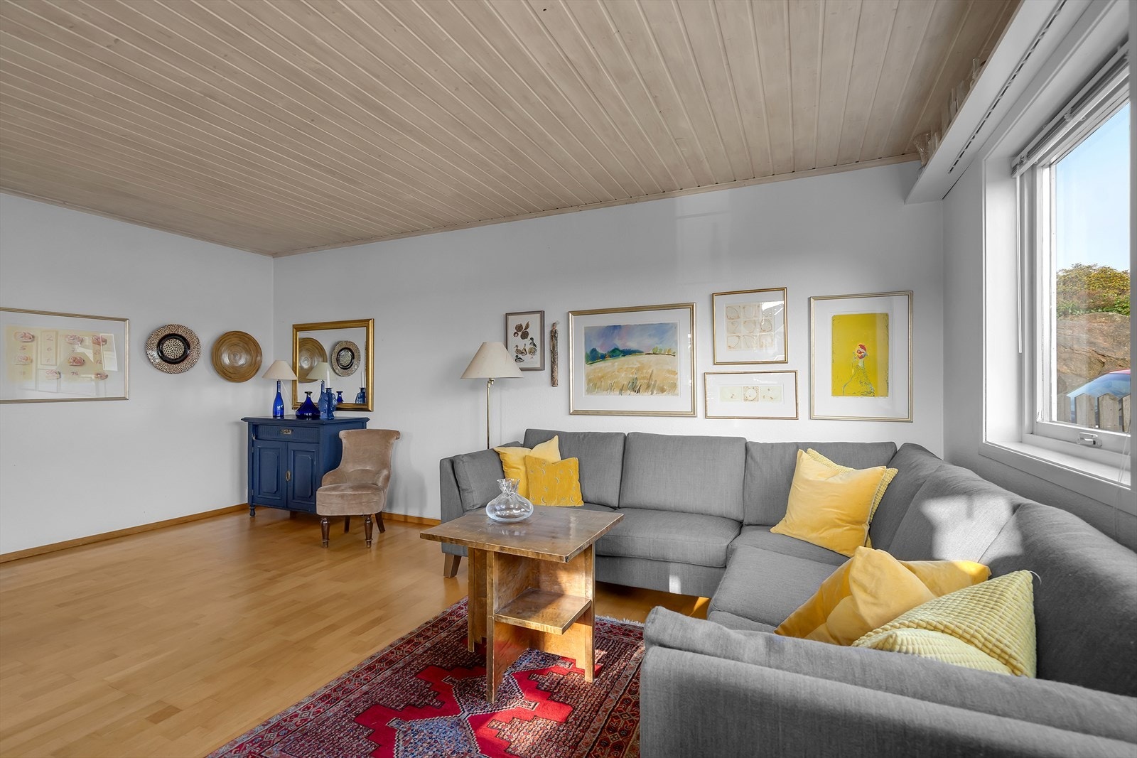 Boligen har varmekabler i alle rom i 1. etasje, som gir en lun og behagelig atmosfære året rundt. Galleribilde