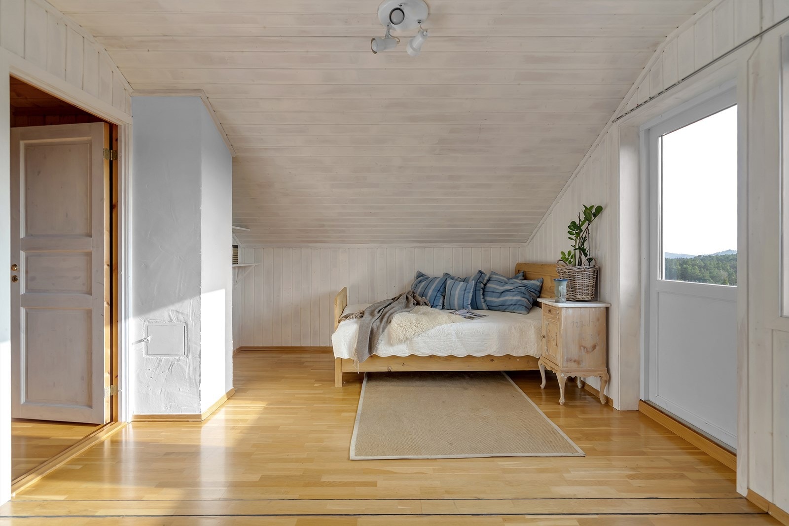 Fra rommet er det utgang til en luftebalkong. Galleribilde