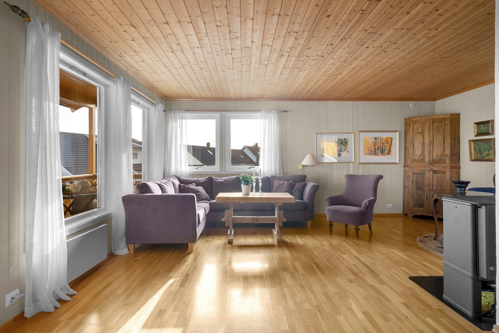 Store vindusflater slipper inn rikelig med naturlig lys og skaper en lys og behagelig atmosfære. Galleribilde