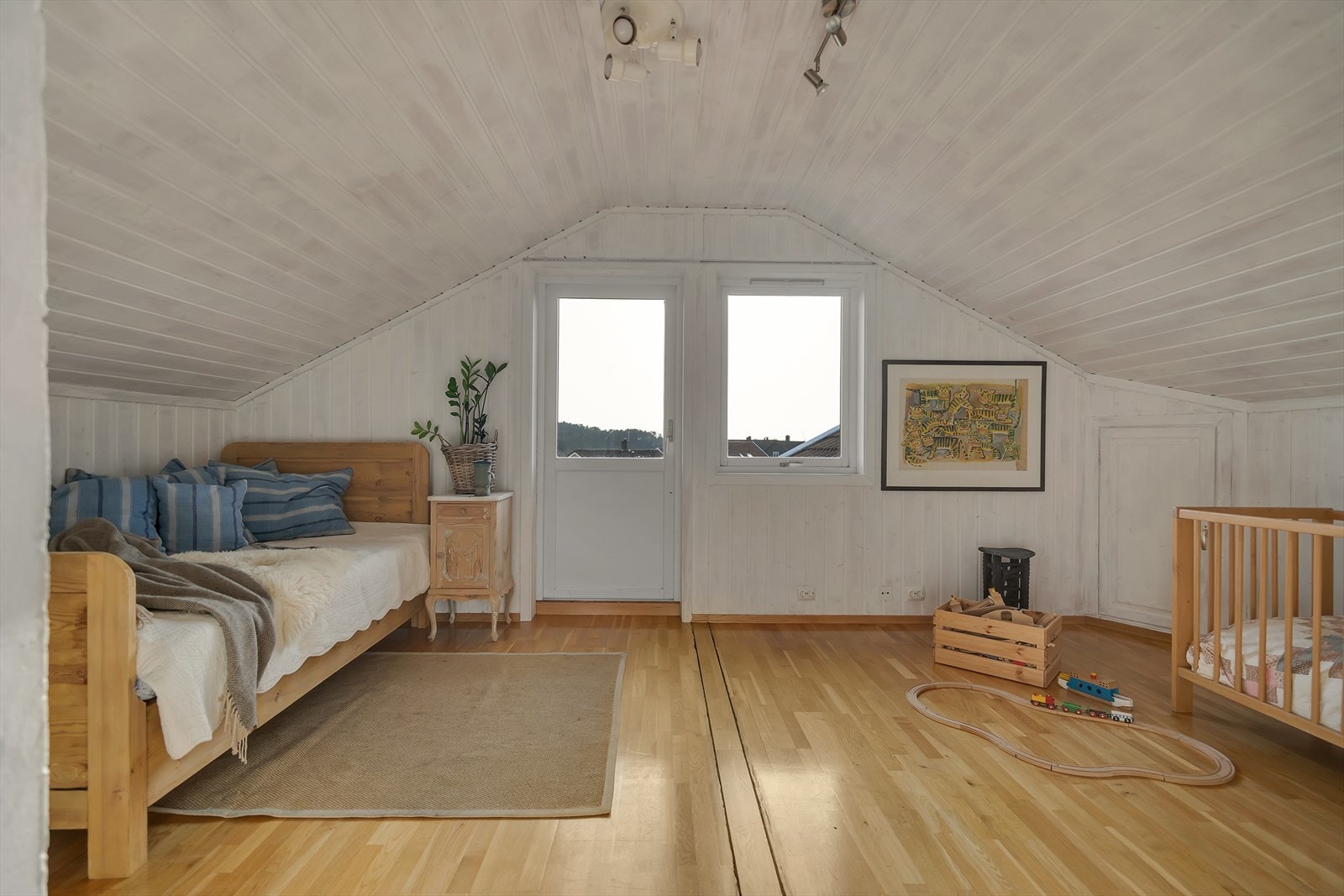 Svært romslig soverom som opprinnelig var inndelt i to separate soverom, og som enkelt kan tilbakeføres ved å sette opp en lettvegg. Galleribilde