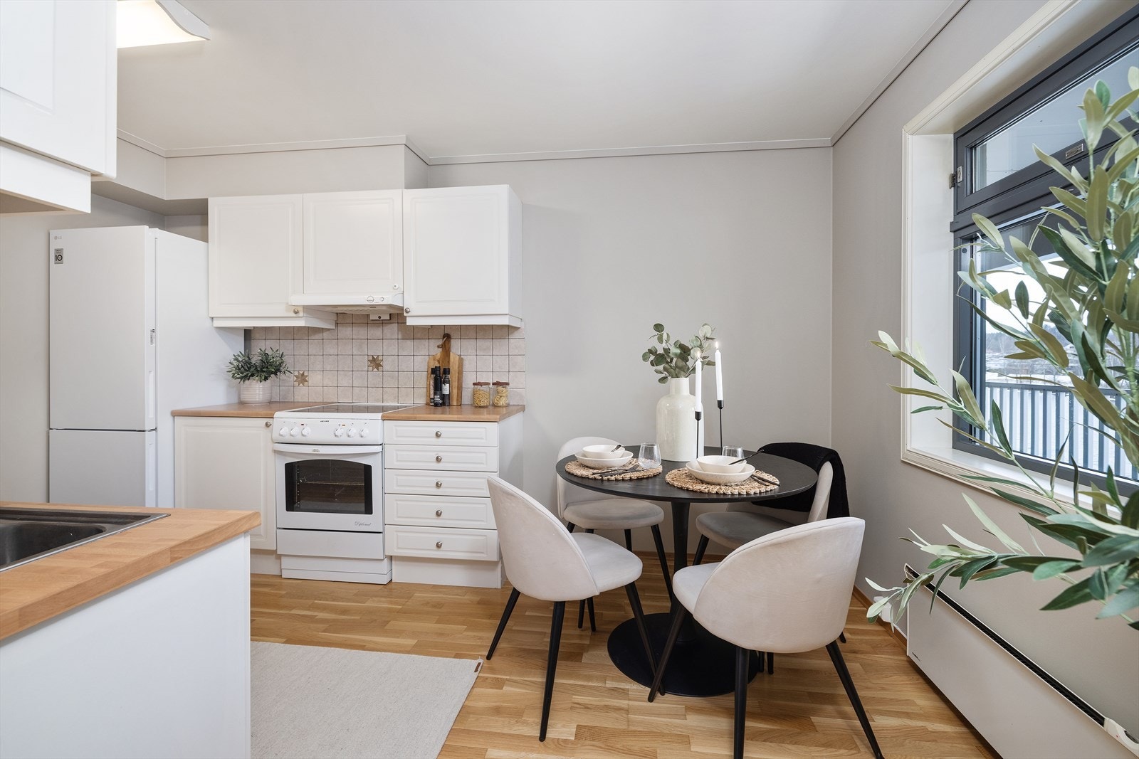 Kjøkkenet har en egen spiseplass ved vinduet og er praktisk adskilt fra stuen. Galleribilde