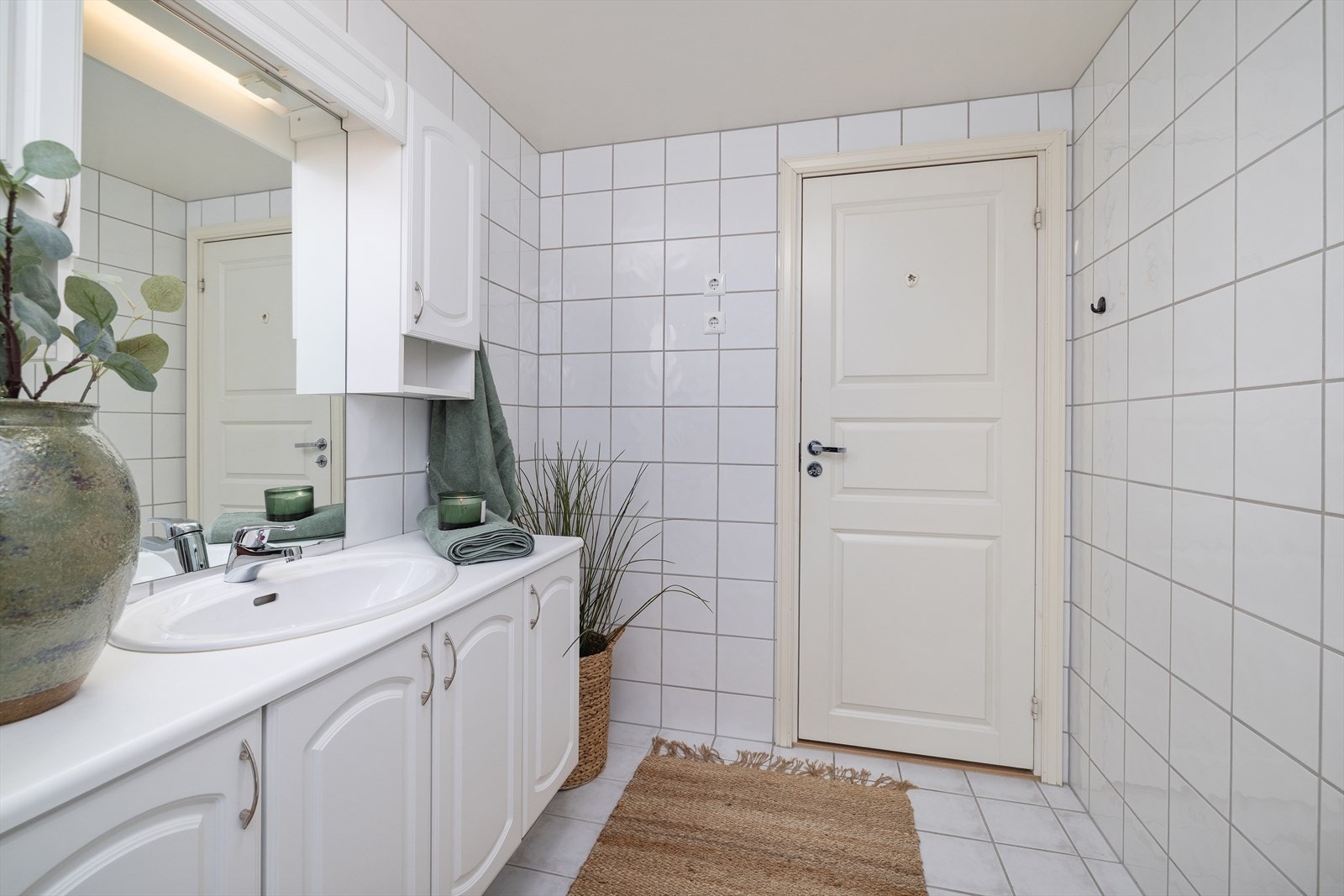 Badet er helfliset og har elektriske varmekabler i gulvet for god komfort. Galleribilde