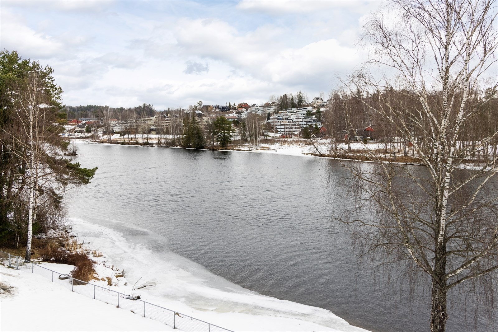 Her bor du sentralt med gangavstand til Hønefoss sentrum, Kuben Senter og Hønefoss stasjon. Galleribilde