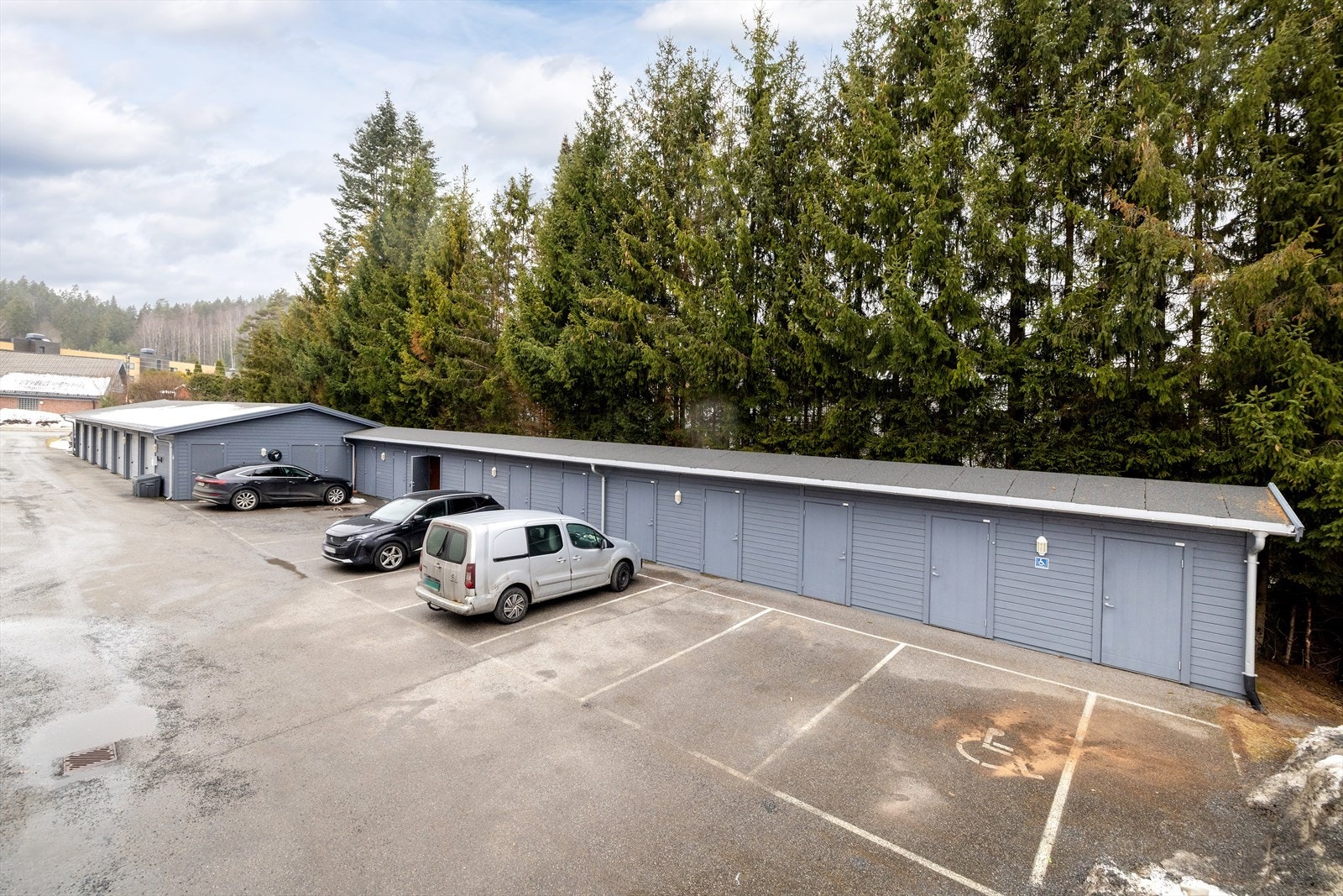 Borettslaget har asfalterte internveier og gode parkeringsmuligheter på fellesområdet. Galleribilde