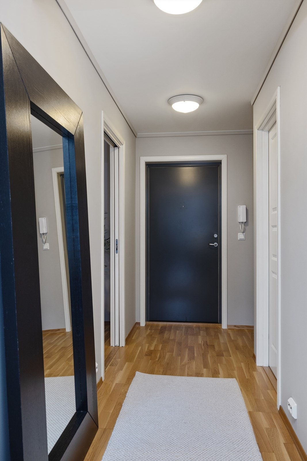 Ytterdøren er en brann- og lyddør, og leiligheten er utstyrt med dørcallinganlegg for enkel adgangskontroll. Galleribilde