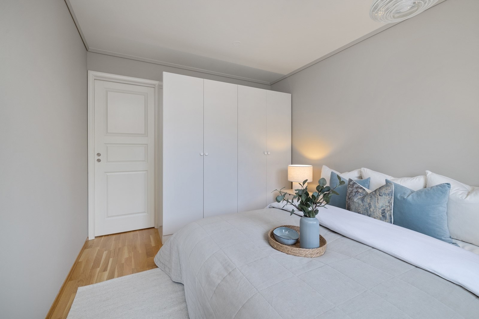 Hovedsoverommet har god plass til dobbeltseng og er utstyrt med garderobeskap for oppbevaring. Galleribilde
