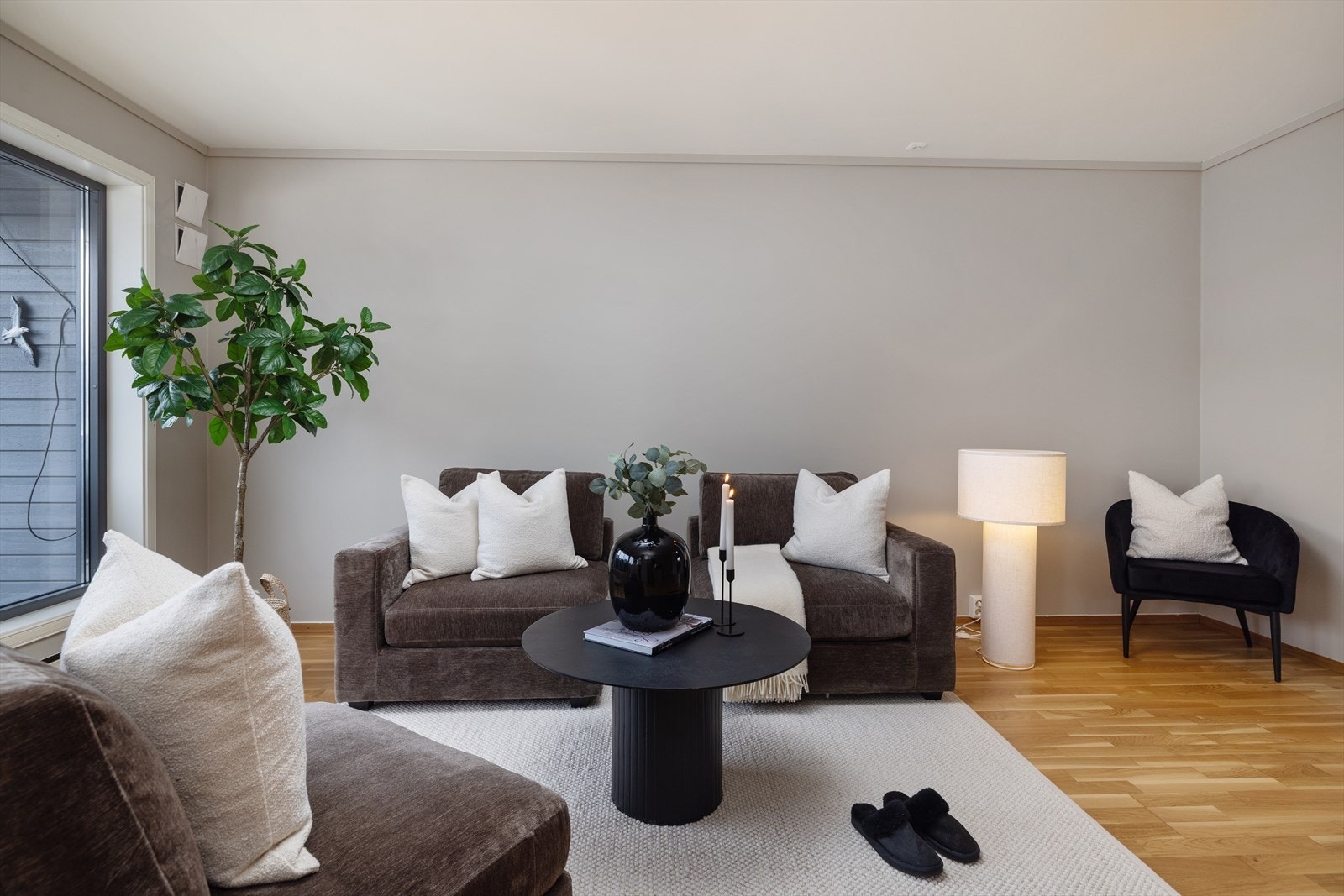 I stuen er det en elementpipe som gir mulighet for å installere et ildsted for ekstra varme og hygge. Galleribilde