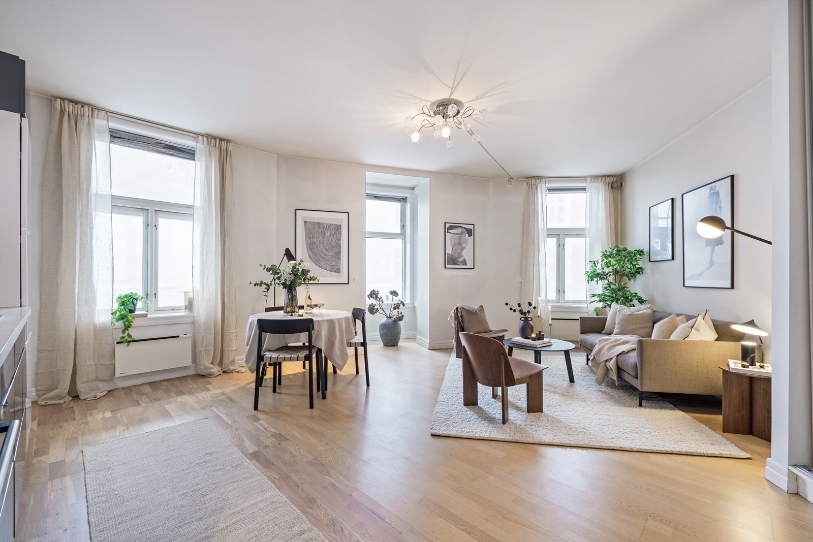 Innbydende stue med god takhøyde og hyggelig karnapp med hjørnevinduer som gir en lys og luftig romfølelse. Galleribilde