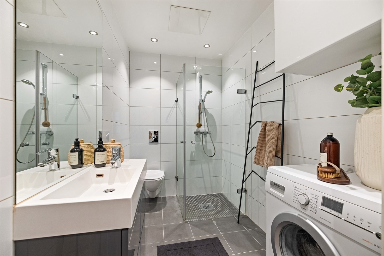 Flislagt baderom fra 2011 med gulvvarme. Galleribilde