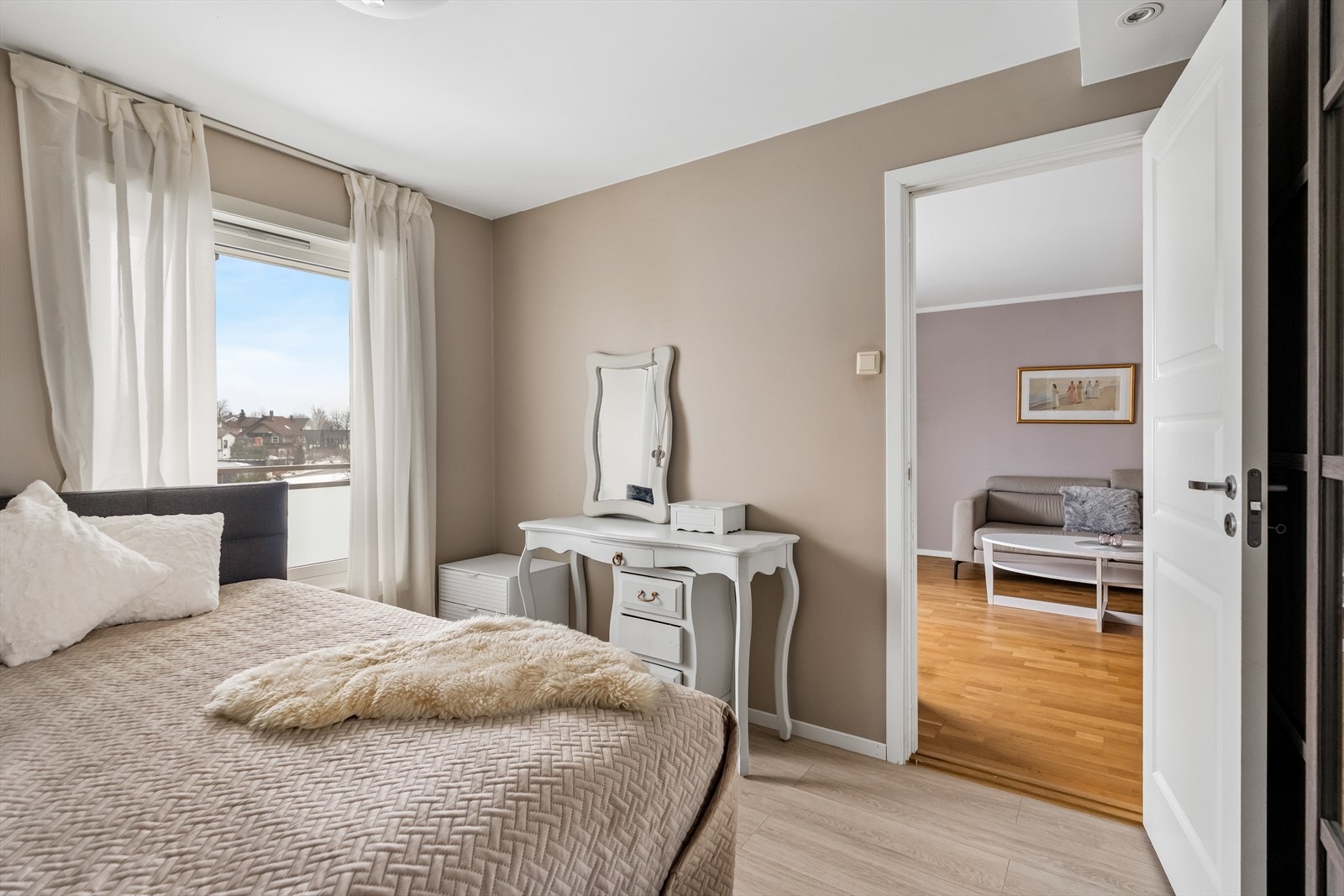 Hovedsoverommet har plass til dobbeltseng med tilhørende nattbord. Galleribilde