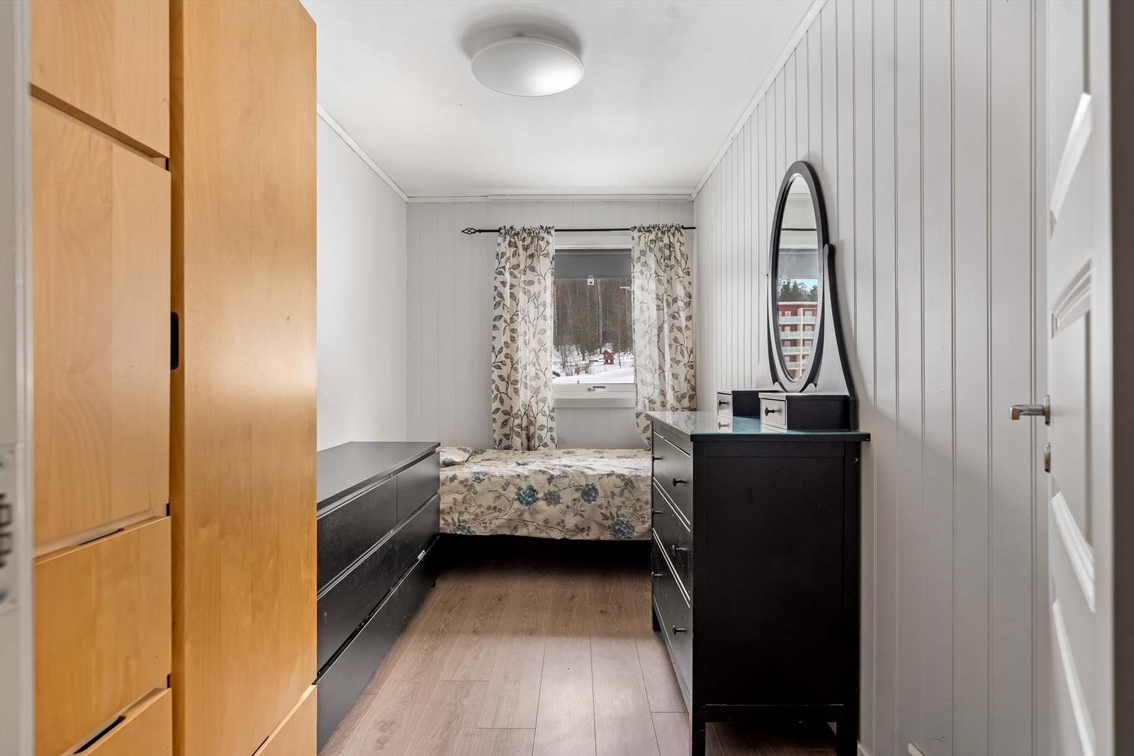 Rommene har plass til seng, nattbord, garderobeløsning og evt. skrivebord. Galleribilde