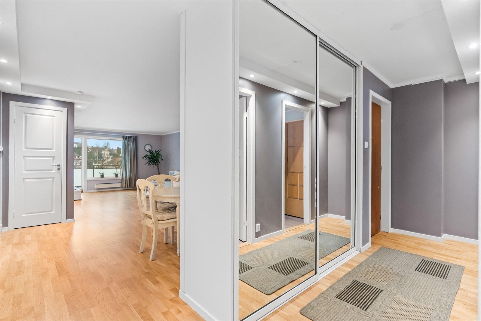Leiligheten har en romslig entré, med mye lagringsplass i stor skyvedørsgarderobe med speilfronter. Galleribilde