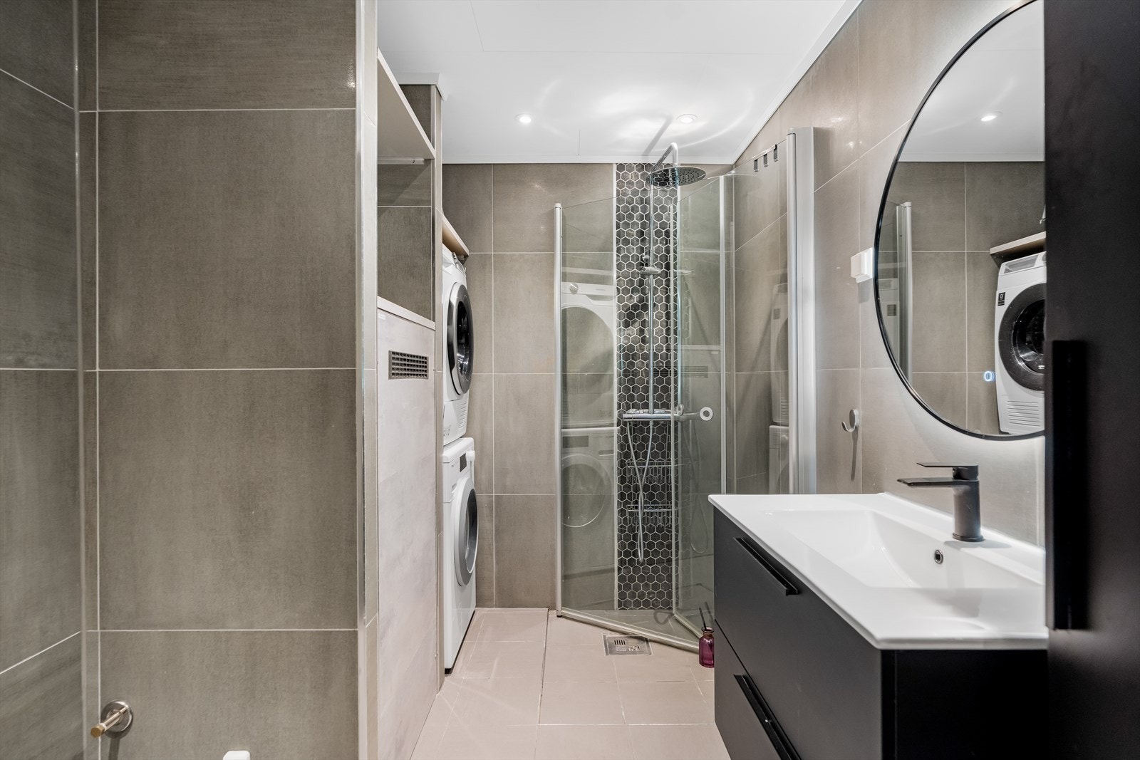 Badet er ifølge eier pusset opp i 2023. Baderommet har fliser på gulv og vegg, samt slette overflater i himlingen. Galleribilde