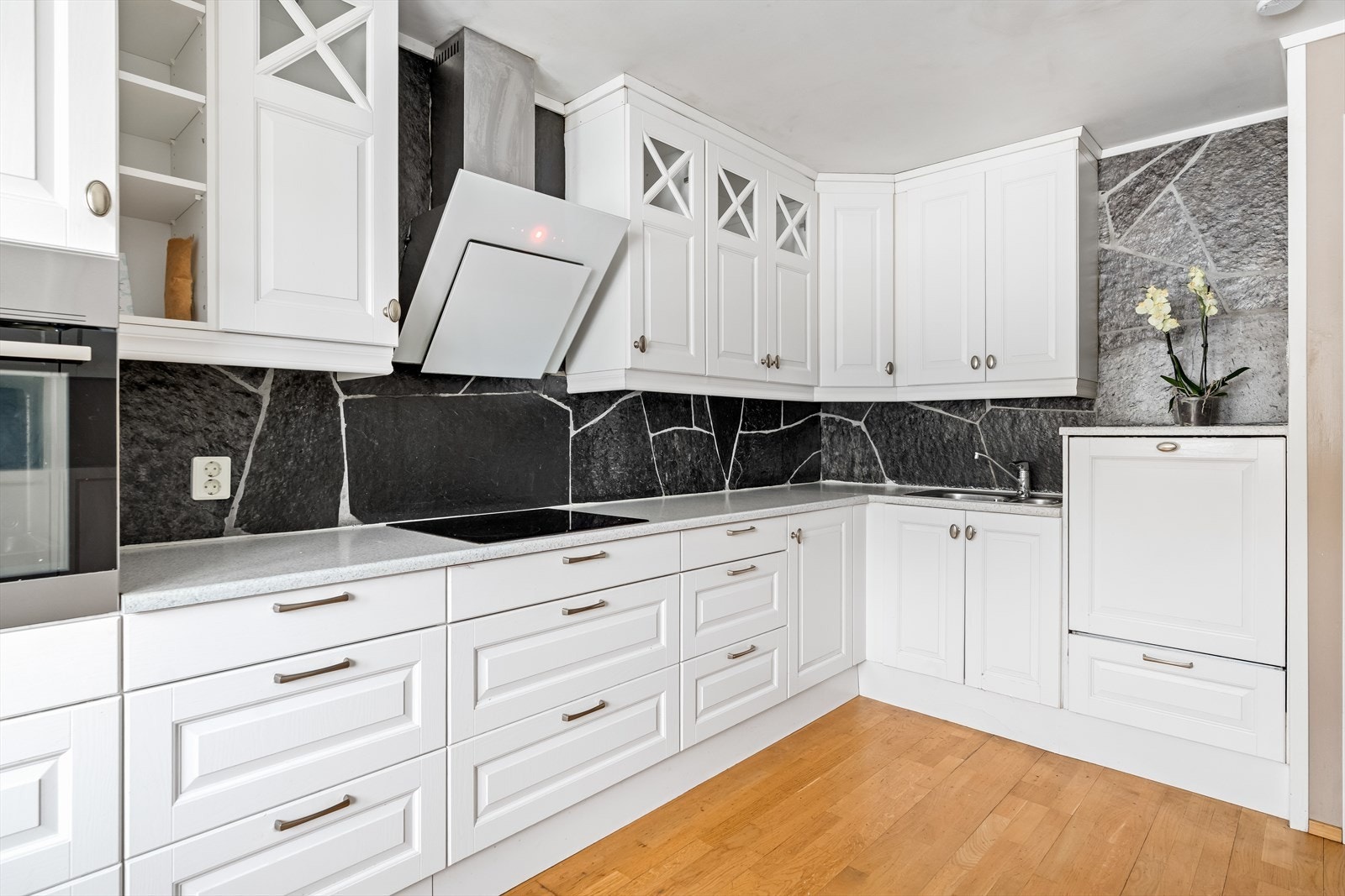 Leiligheten rommer entré, stue, kjøkken, bad, toalettrom og tre soverom. I tillegg disponeres innvendig bod og kjellerbod. Galleribilde