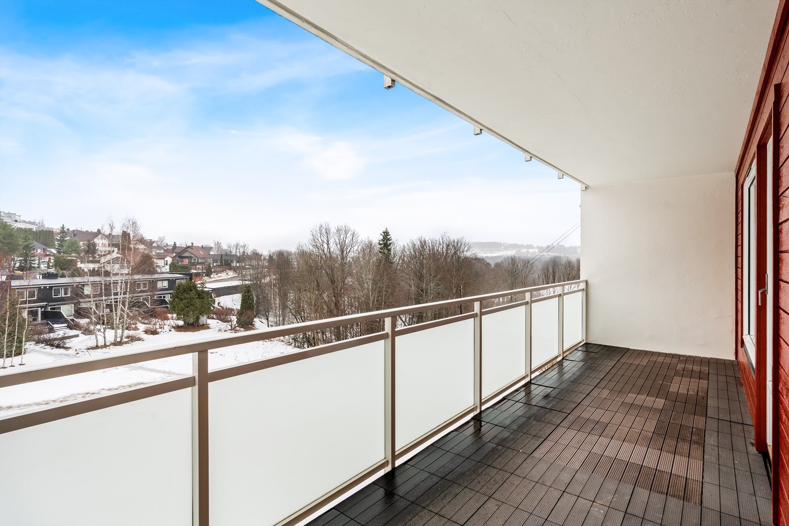 Fra balkongen er det fint utsyn mot nærområdet. Galleribilde