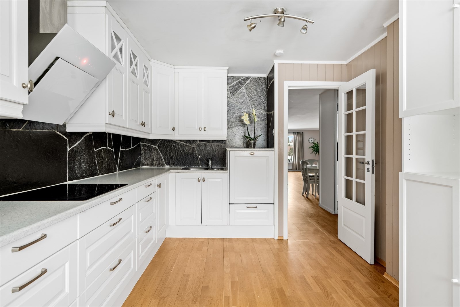 Det er rikelig med benk- og skapplass. Galleribilde